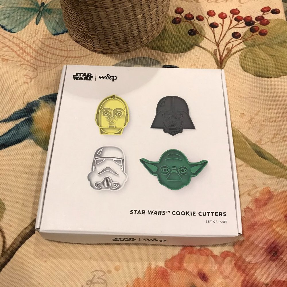NEW STAR WARS BOXED SET-4 PLASTIC COOKIE CUTTERS